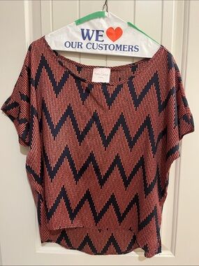 Romeo & Juliet Couture Black and Coral Zigzag Boxy Short Sleeve Top